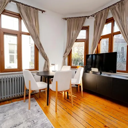 Private Building Featuring Two Separate * イスタンブール