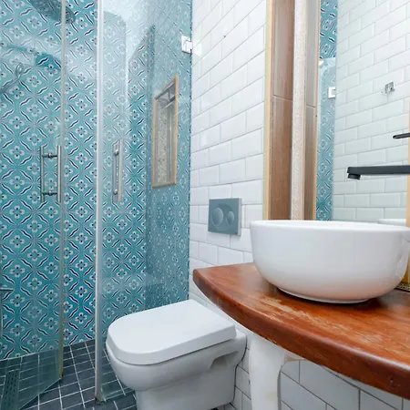 Private Building Featuring Two Separate アパート