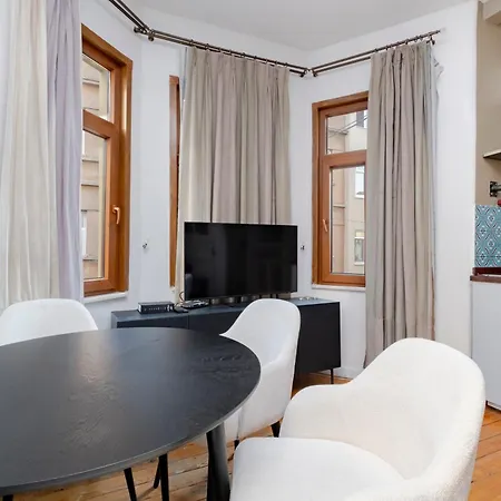 Private Building Featuring Two Separate Apartamento